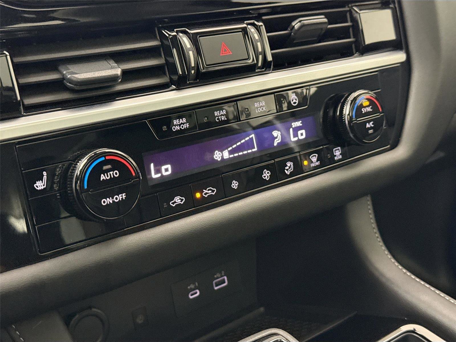 Used 2025 Nissan Pathfinder SL w/ SL Premium Package FWD image 25