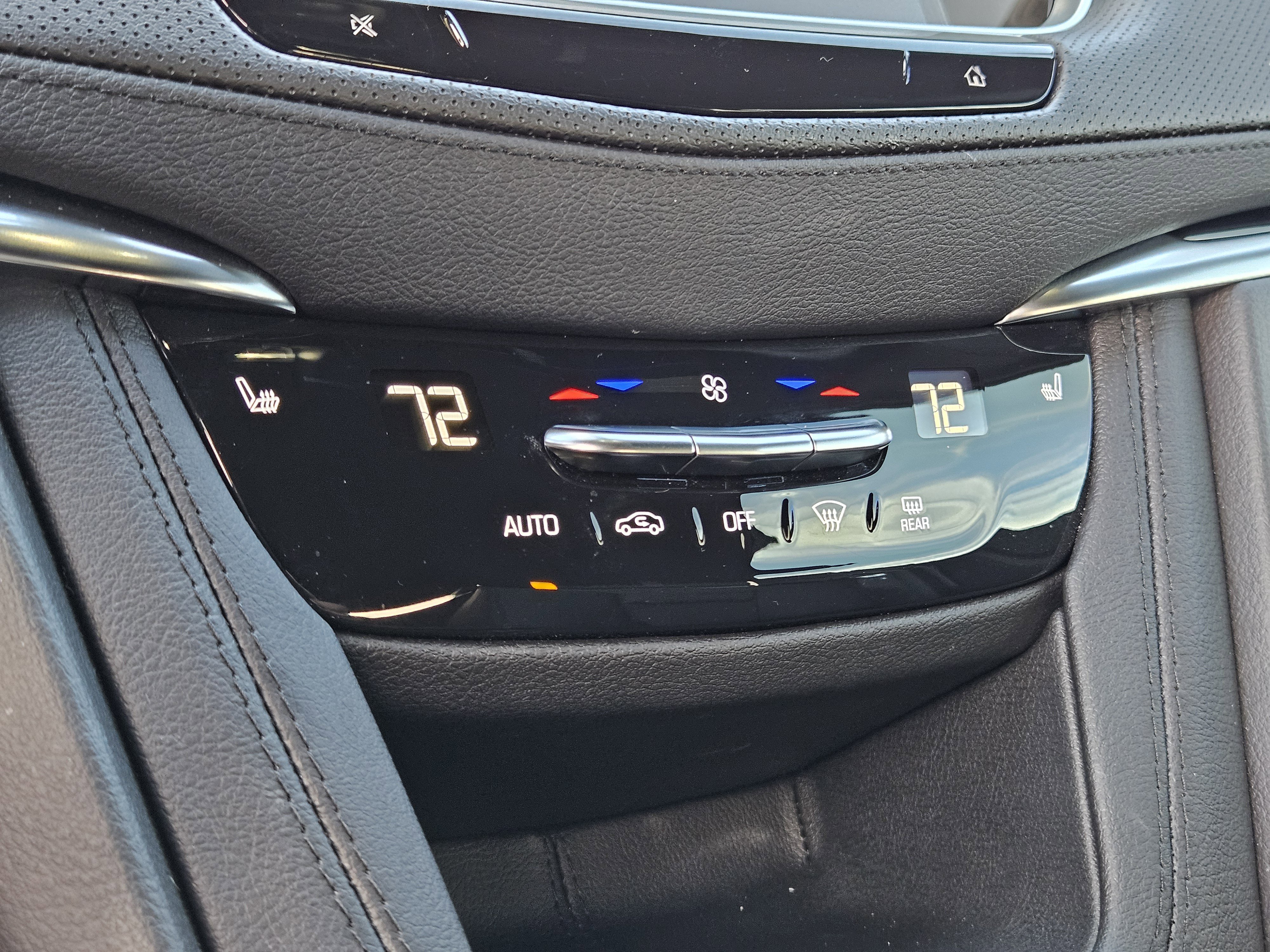 New 2025 Cadillac XT6 Luxury image 29