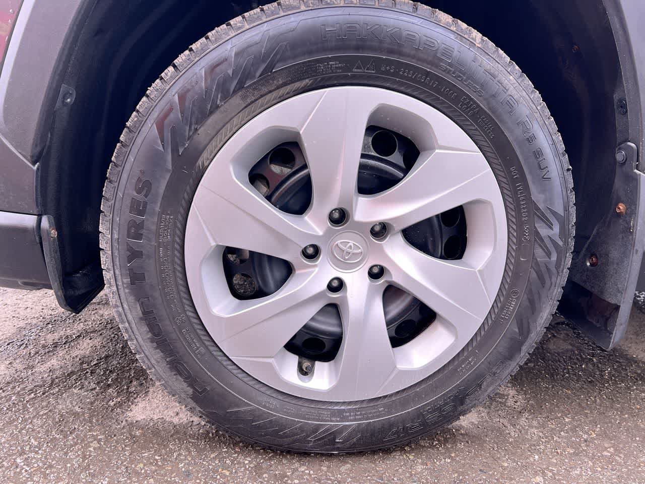 Used 2024 Toyota RAV4 LE AWD/4WD image 10