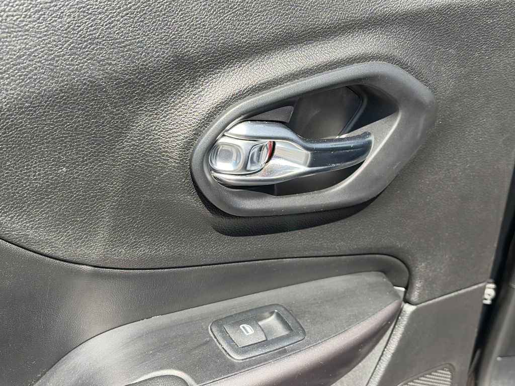 Used 2019 Jeep Cherokee Limited AWD/4WD image 32