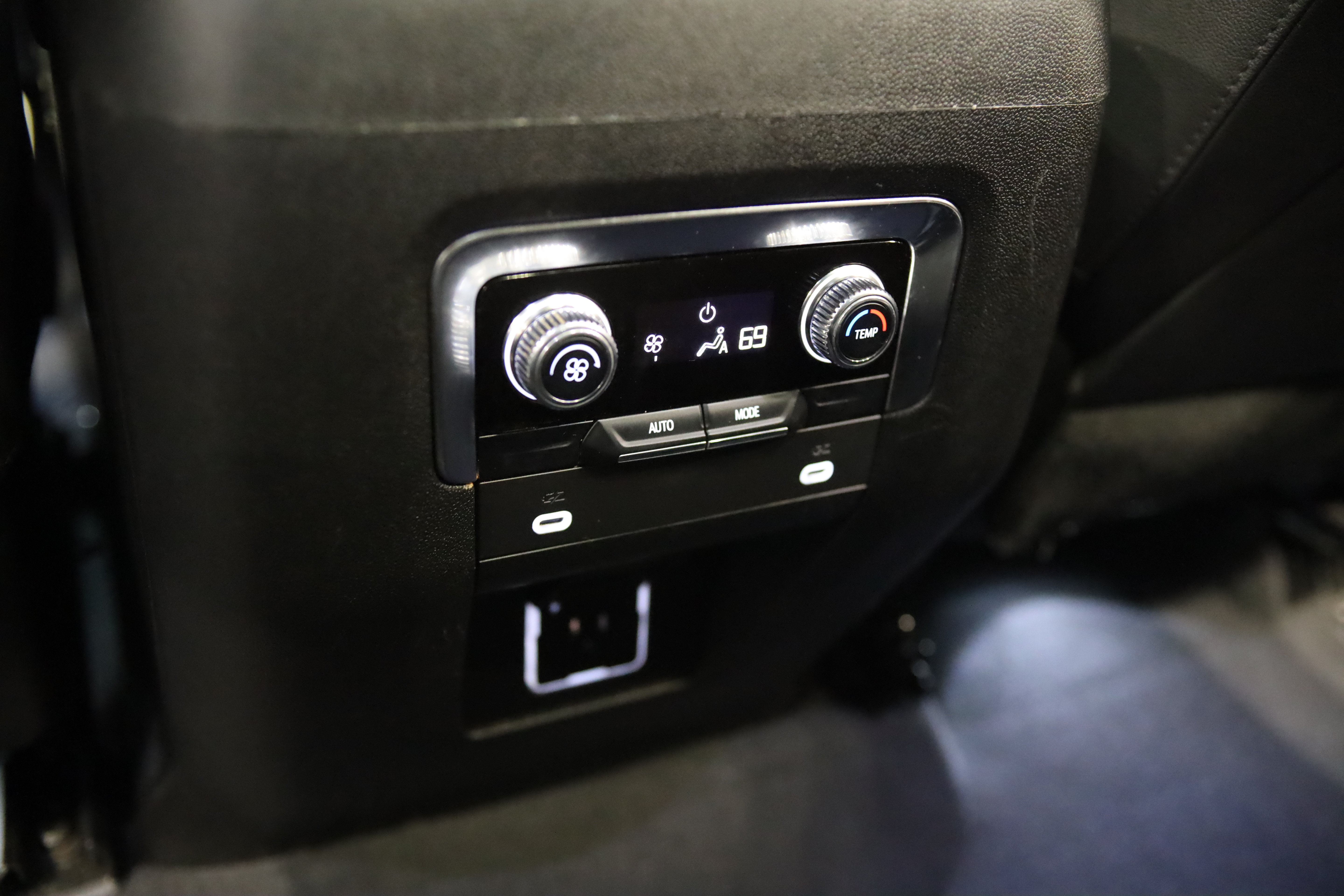 Used 2022 GMC Yukon SLT AWD/4WD image 38