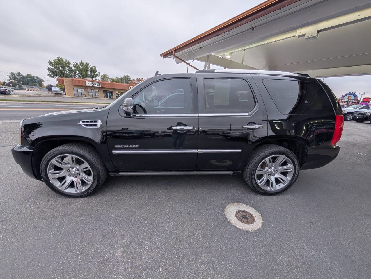Used 2014 Cadillac Escalade Platinum image 4