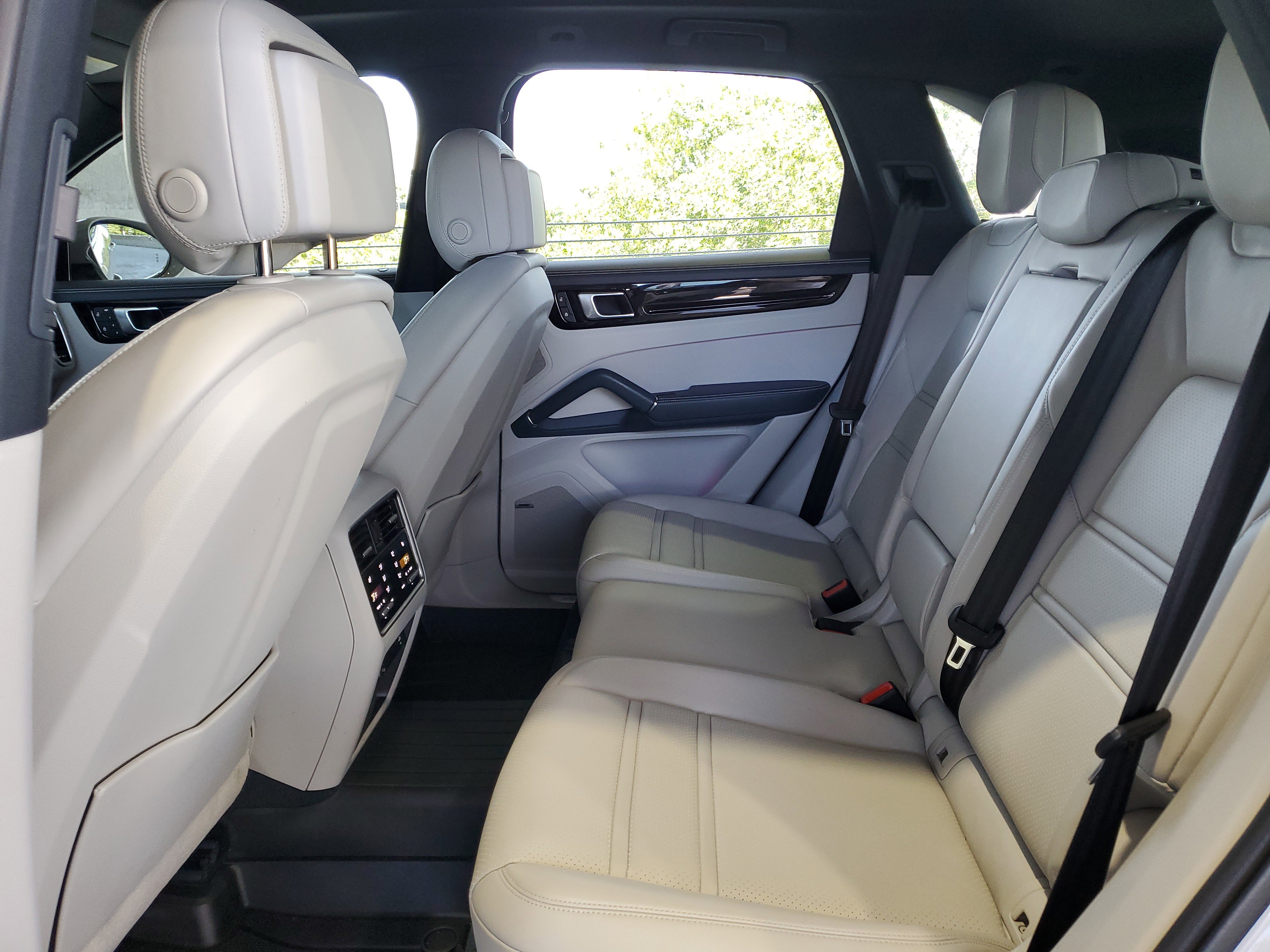 Used 2022 Porsche Cayenne AWD/4WD image 8