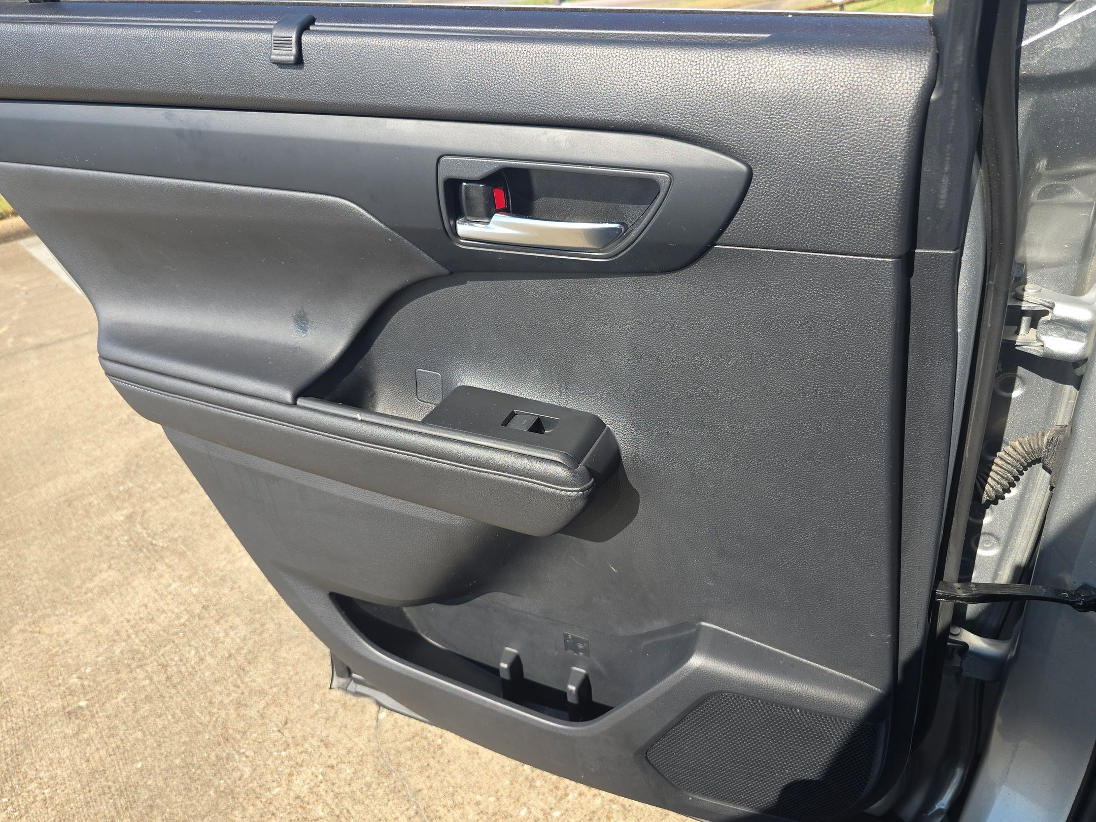 Used 2020 Toyota Highlander XLE image 27