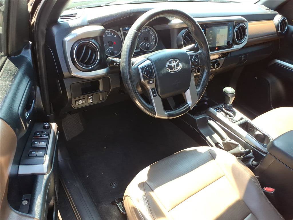 Used 2016 Toyota Tacoma Limited w/ Towing Package image 18