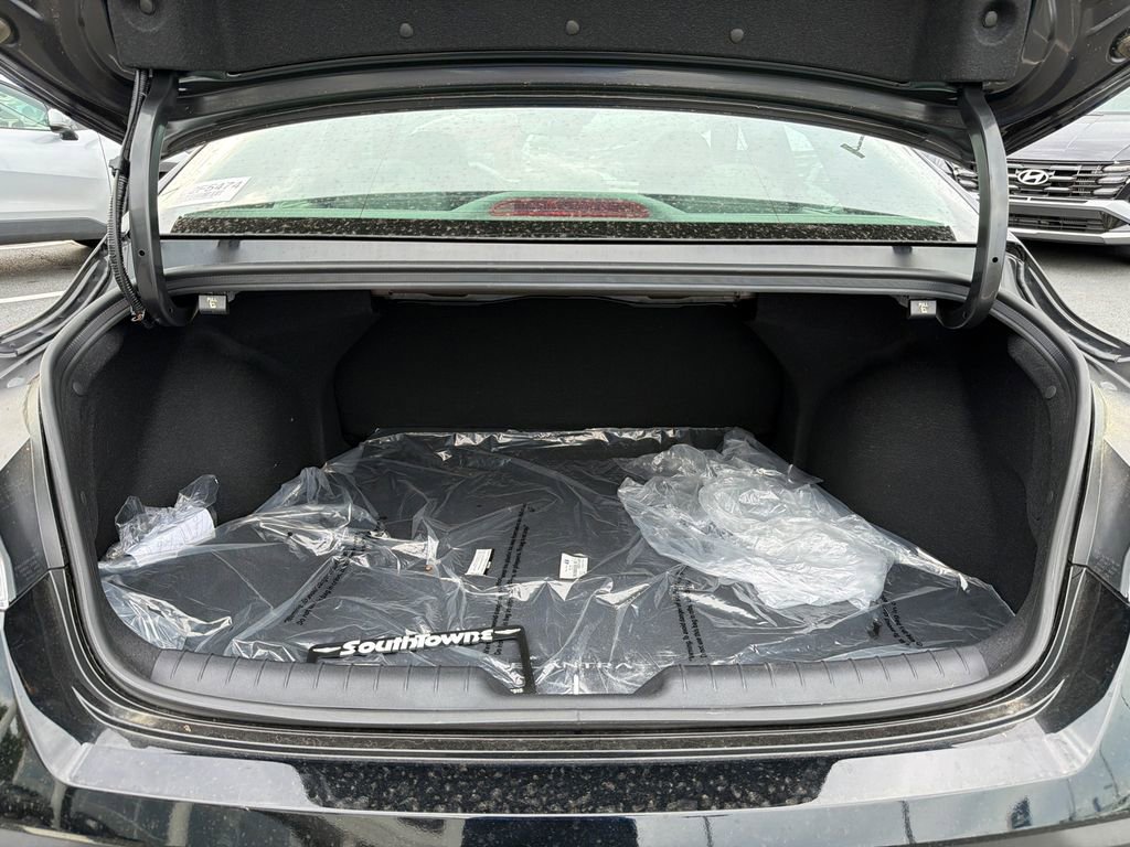 Used 2026 Hyundai Elantra Hybrid FWD image 18