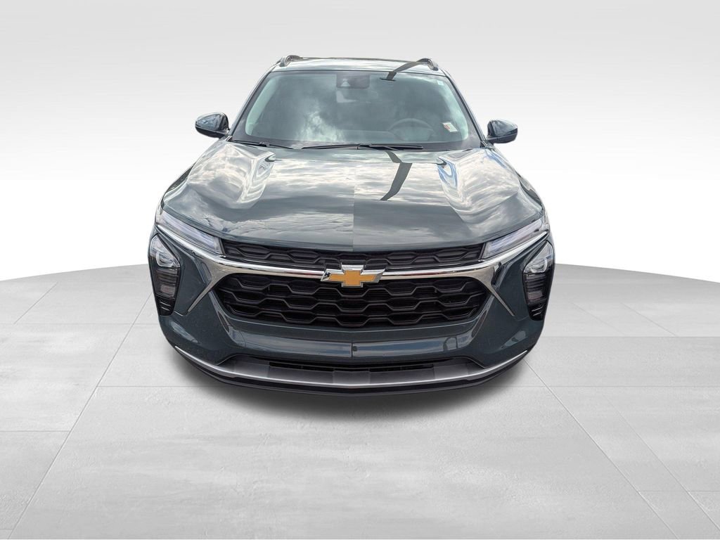 Used 2025 Chevrolet Trax LT image 2