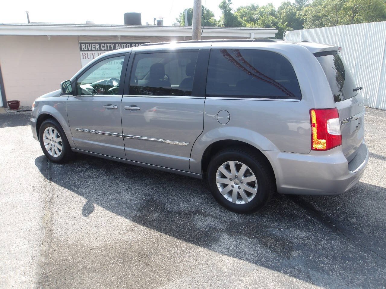 Used 2014 Chrysler Town & Country Touring FWD image 7