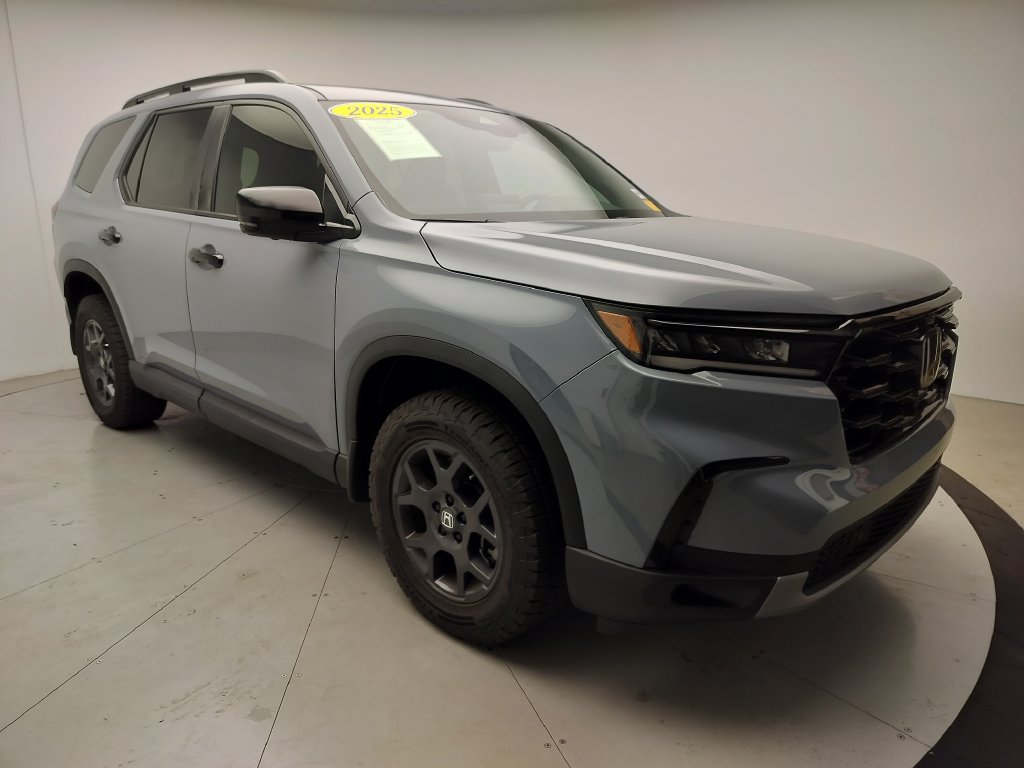 Used 2025 Honda Pilot TrailSport image 2