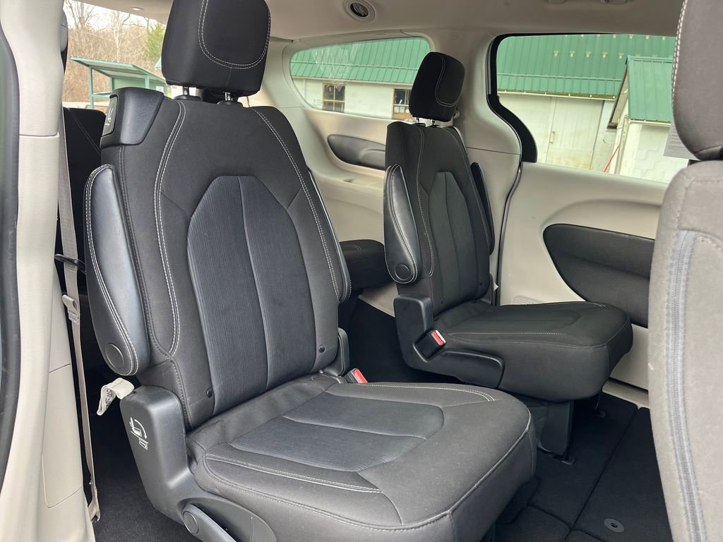 Used 2023 Chrysler Voyager LX image 35