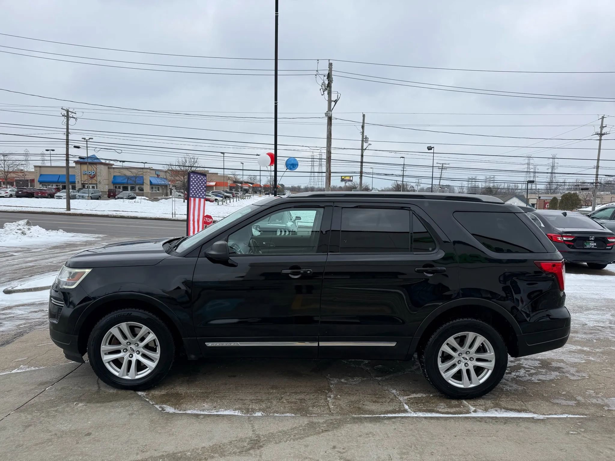 Used 2018 Ford Explorer XLT image 7