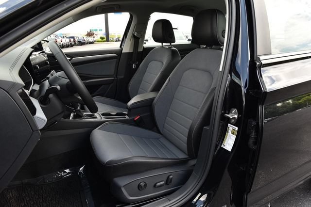 Certified 2025 Volkswagen Jetta SE w/ Sunroof Package FWD image 20