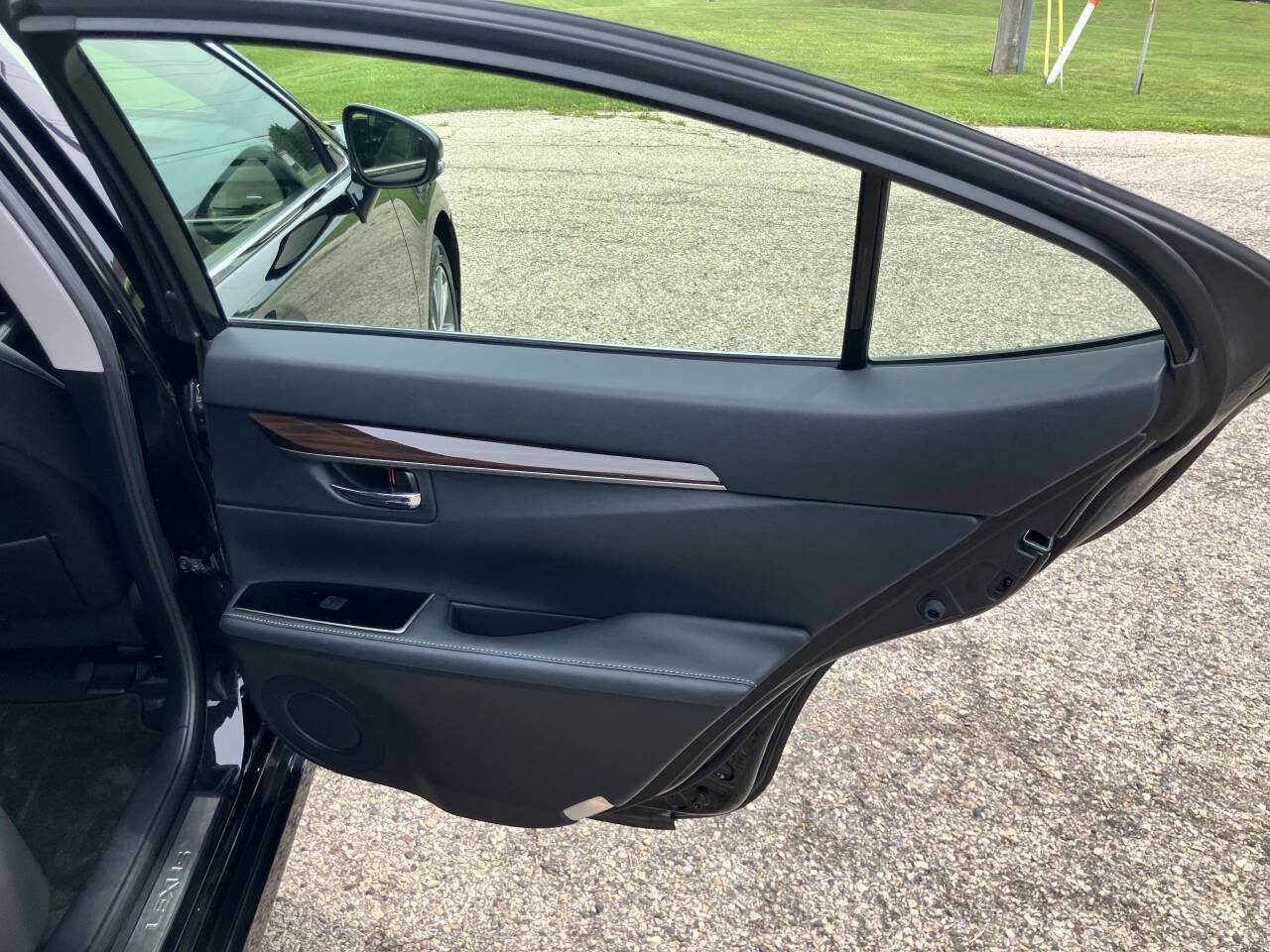 Used 2016 Lexus ES 300h w/ Luxury Package w/Wood Trim FWD image 25