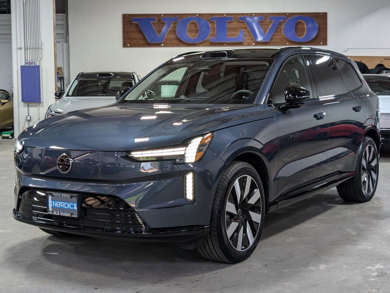 Used 2025 Volvo EX90 Ultra AWD/4WD image 2