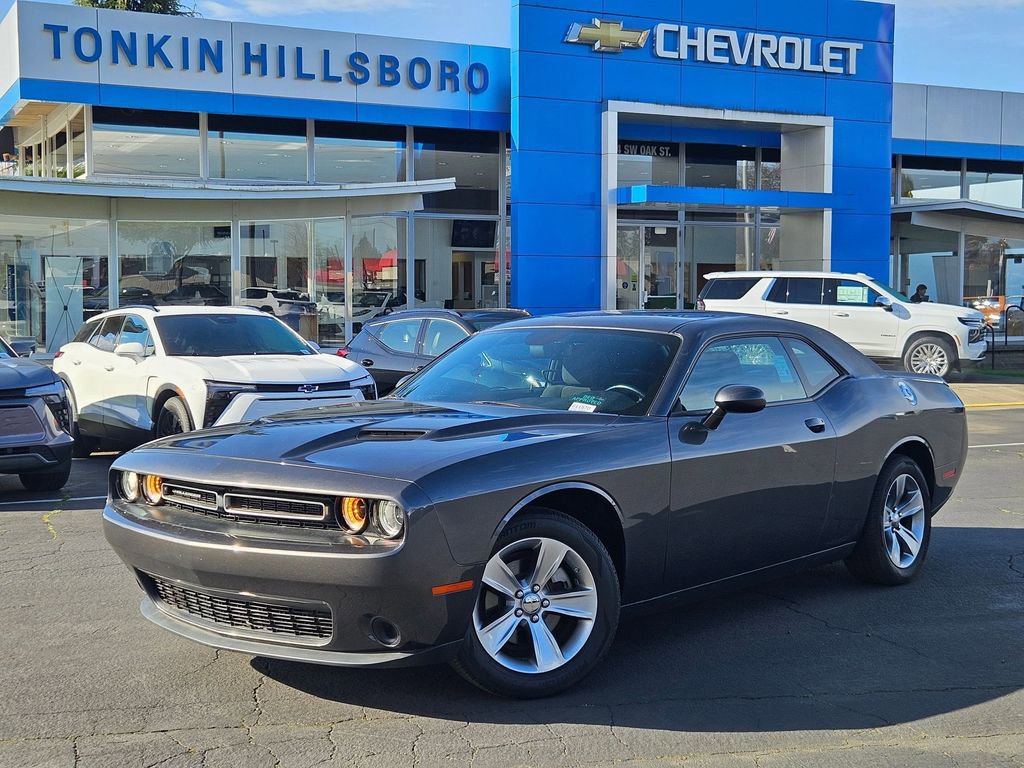Used 2022 Dodge Challenger SXT image 2