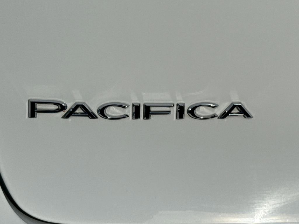 Certified 2023 Chrysler Pacifica Limited FWD image 11