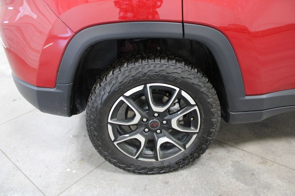 Used 2025 Jeep Compass Trailhawk AWD/4WD image 38