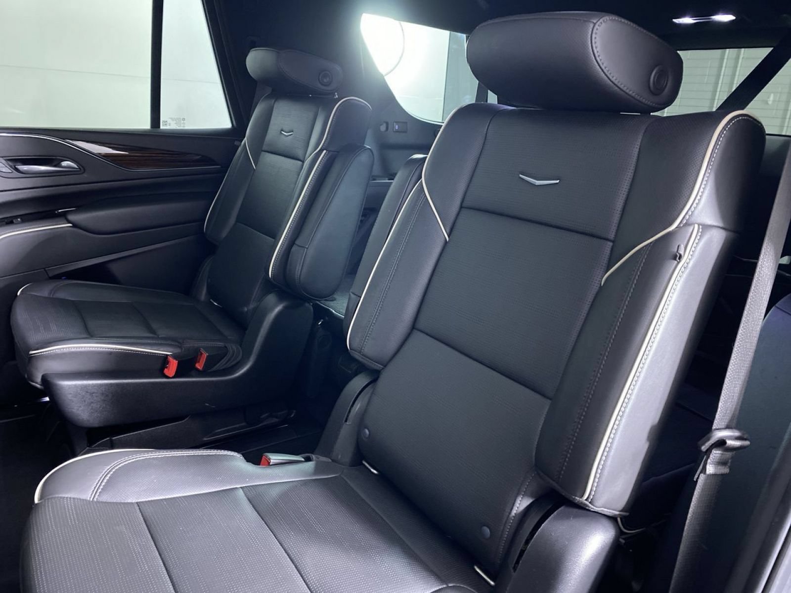 Certified 2021 Cadillac Escalade Premium Luxury AWD/4WD image 15