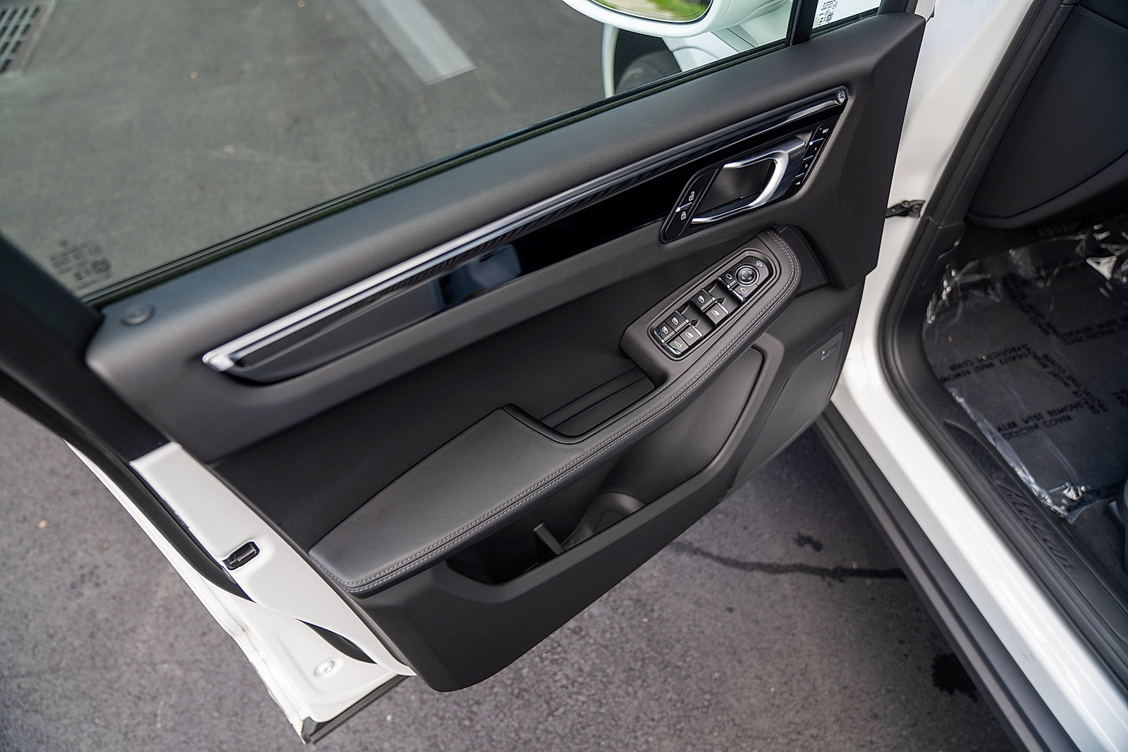 Certified 2025 Porsche Macan AWD/4WD image 17