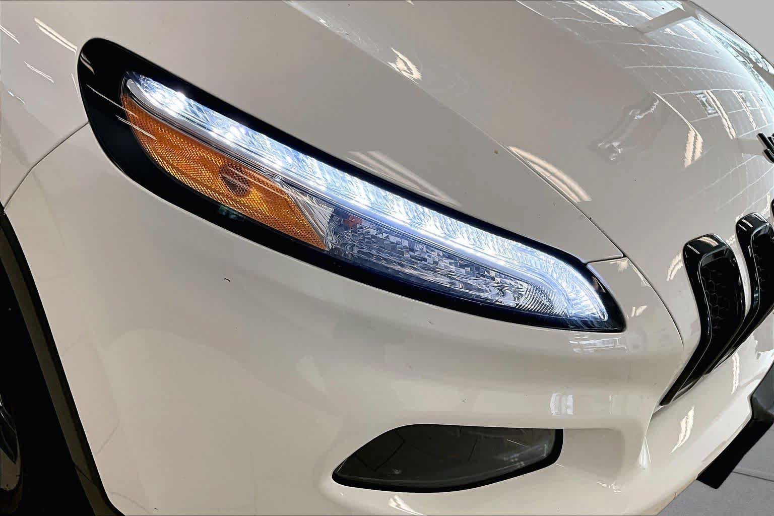Used 2018 Jeep Cherokee Limited w/ Luxury Group AWD/4WD image 26