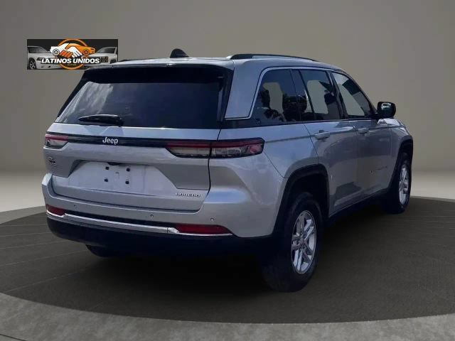 Used 2024 Jeep Grand Cherokee Laredo RWD image 5