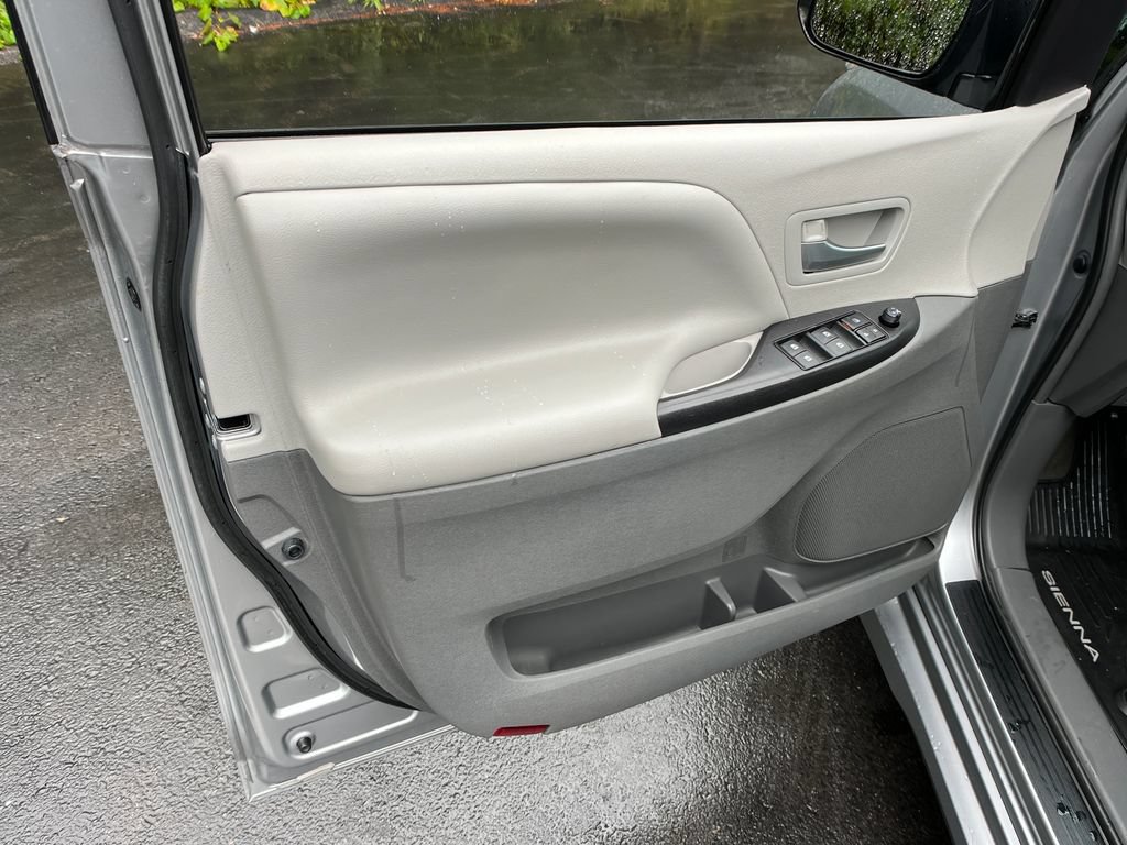 Used 2018 Toyota Sienna LE AWD/4WD image 11
