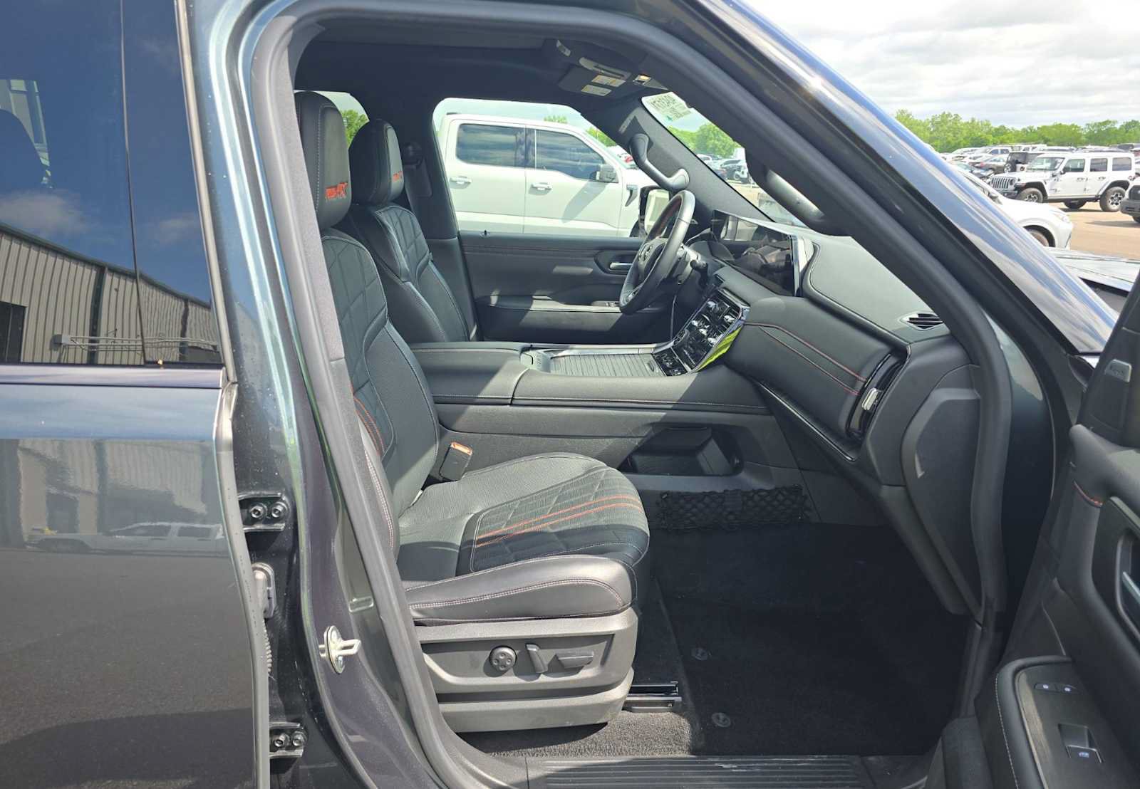 Certified 2025 Nissan Armada PRO-4X w/ Pro-4X Premium Package AWD/4WD image 3