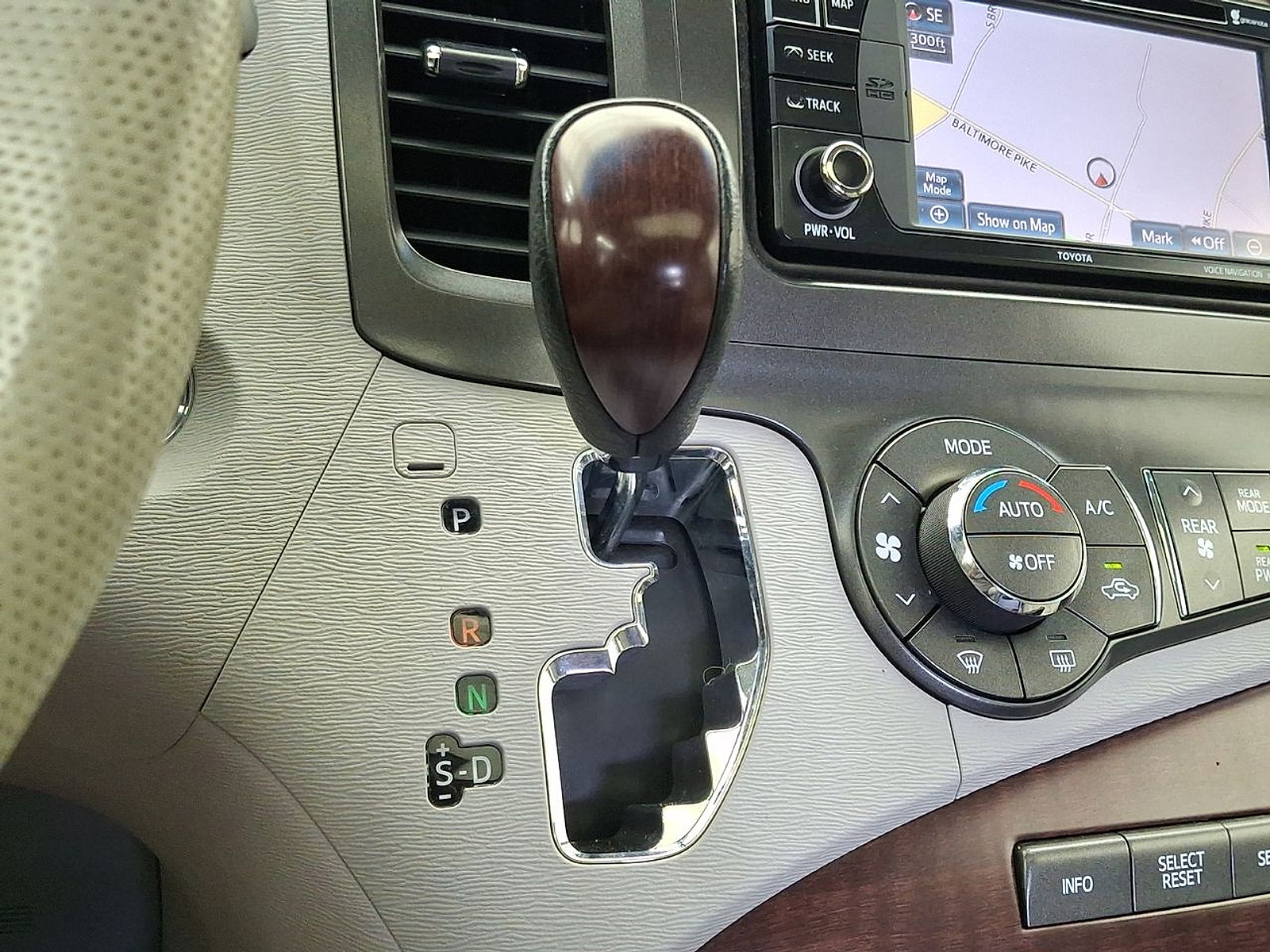 Used 2014 Toyota Sienna XLE w/ Entertainment Package FWD image 15