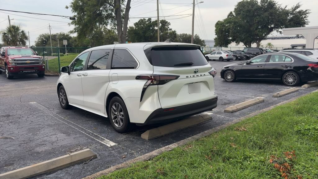 Used 2024 Toyota Sienna XLE FWD image 10