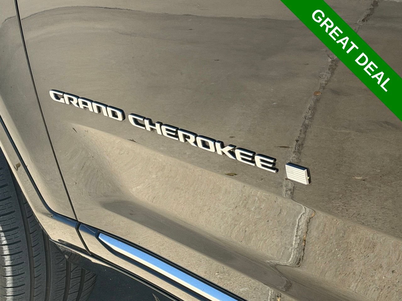 Used 2023 Jeep Grand Cherokee Summit w/ Luxury Tech Group V AWD/4WD image 11