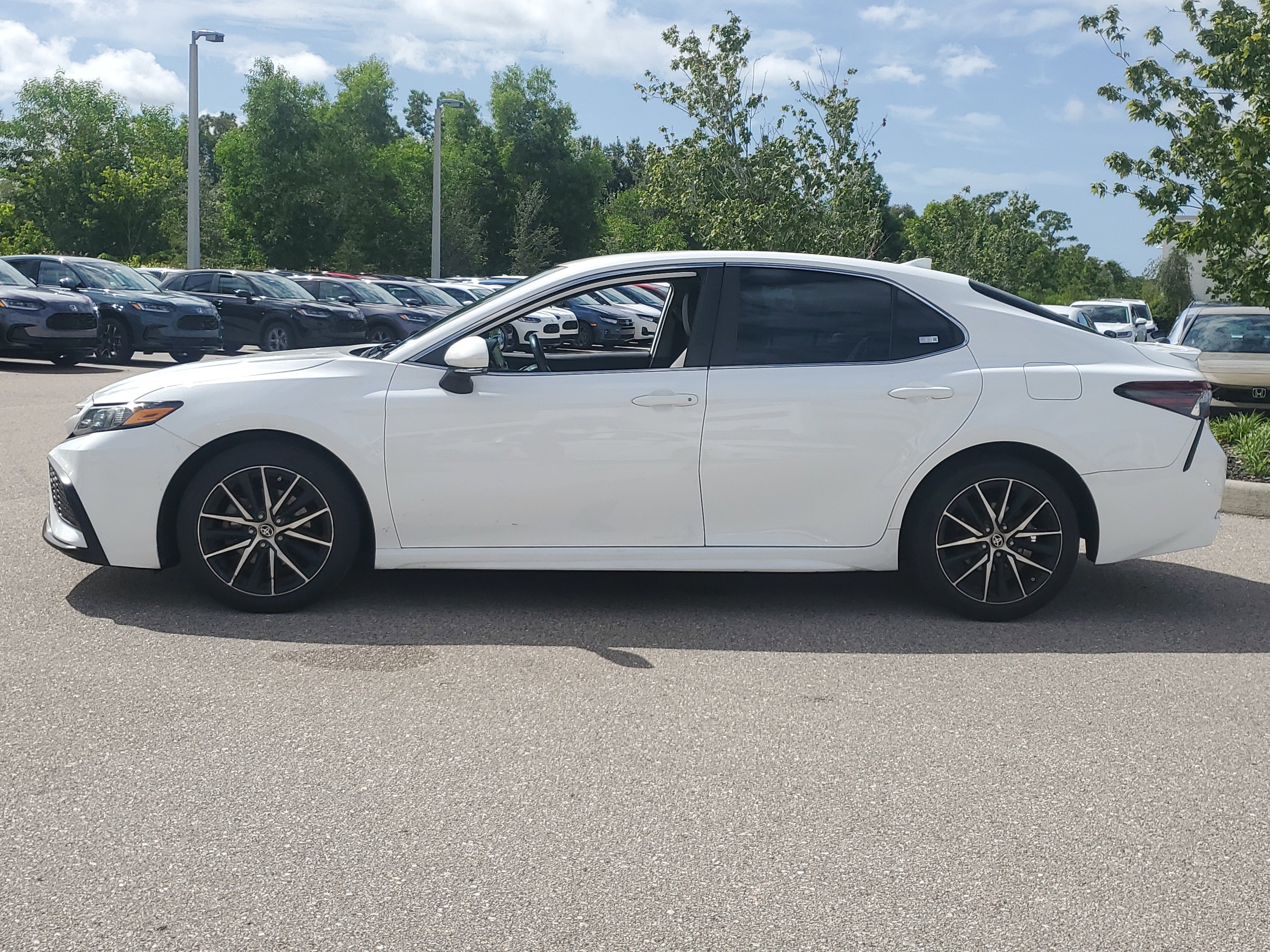 Used 2023 Toyota Camry SE image 8