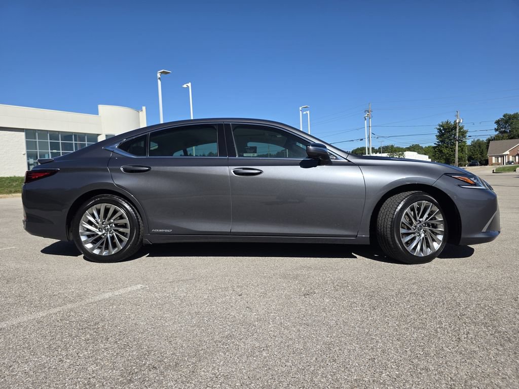 Certified 2022 Lexus ES 300h Ultra Luxury w/ Accessory Package 2 FWD image 12