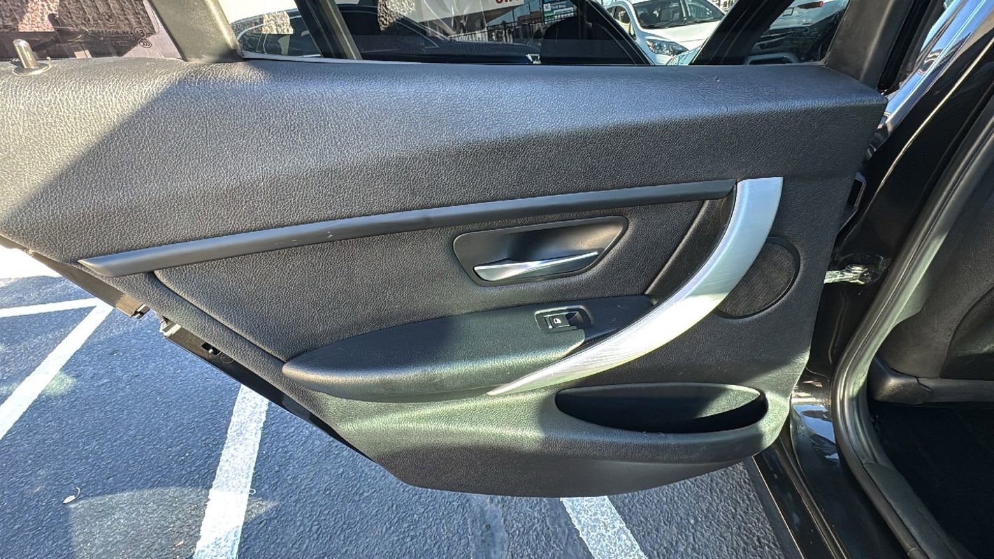 Used 2018 BMW 320i xDrive Sedan image 12