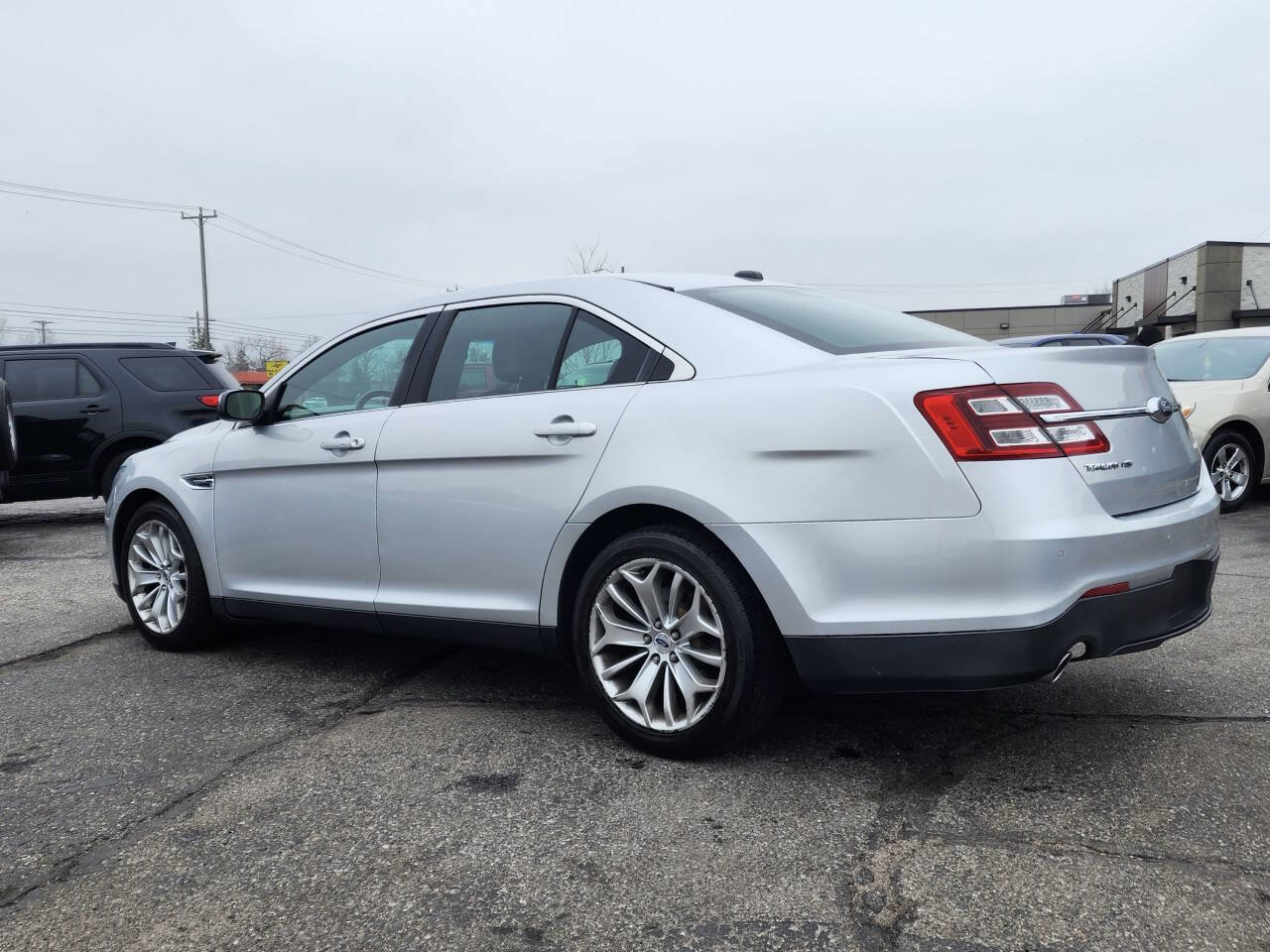 Used 2019 Ford Taurus Limited image 3