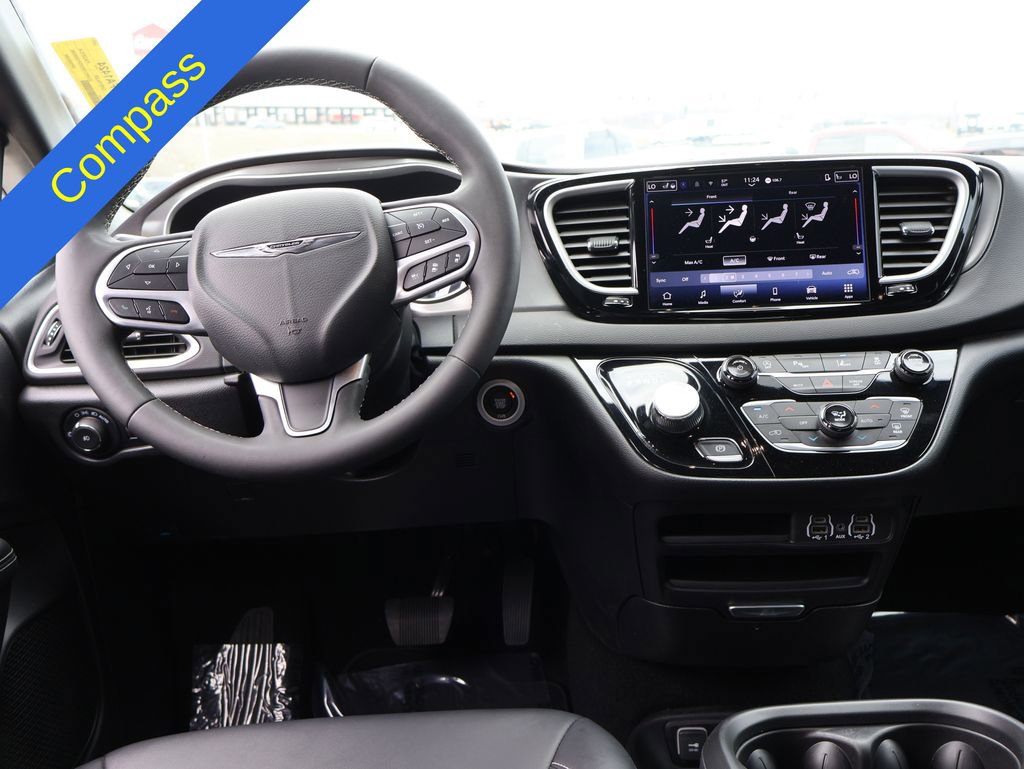 Used 2025 Chrysler Pacifica Select FWD image 18