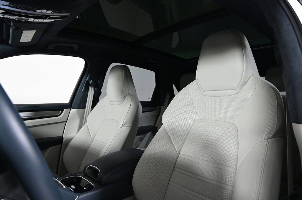 Used 2022 Porsche Cayenne Turbo image 5