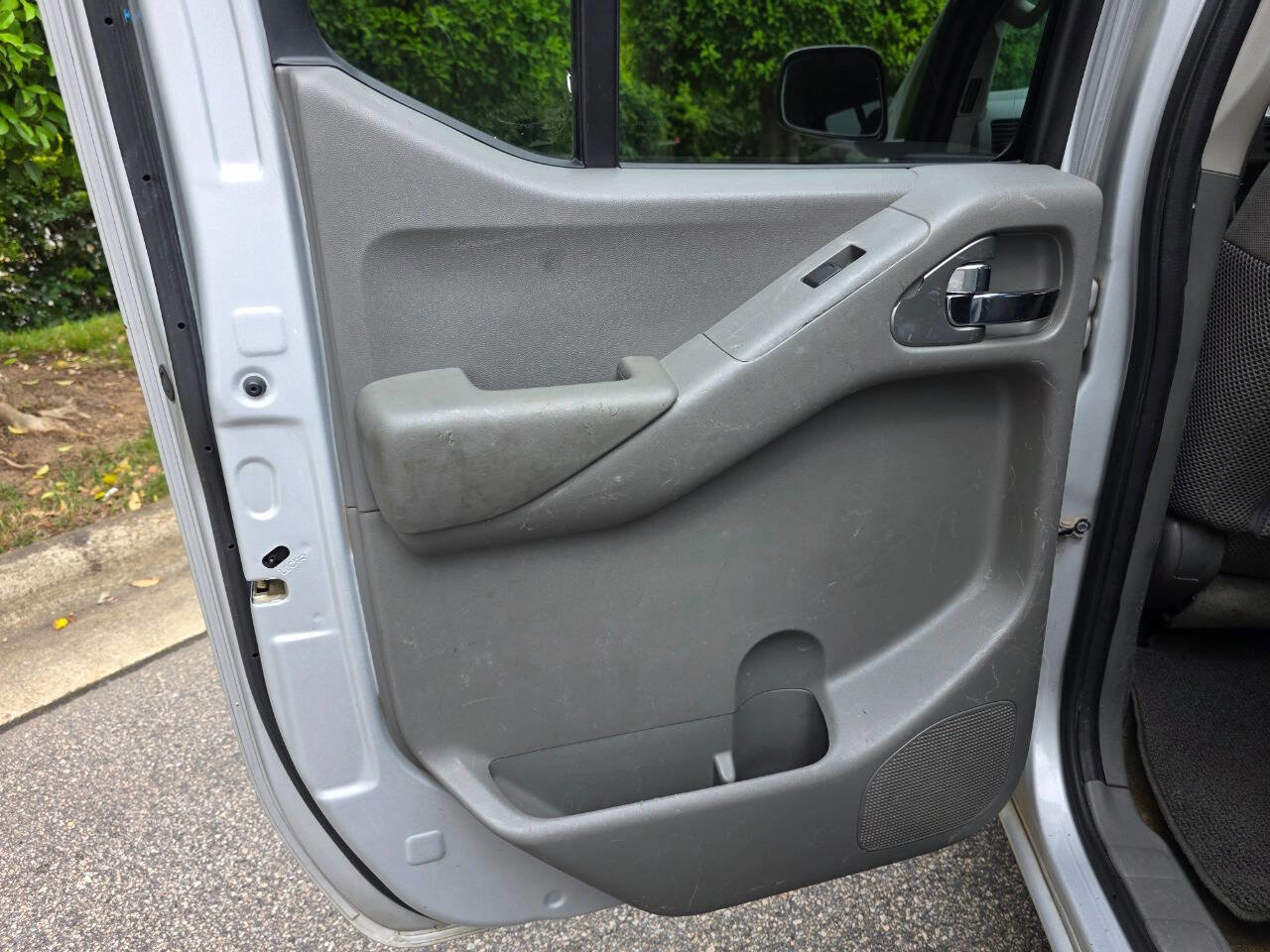 Used 2012 Nissan Frontier SV AWD/4WD image 17