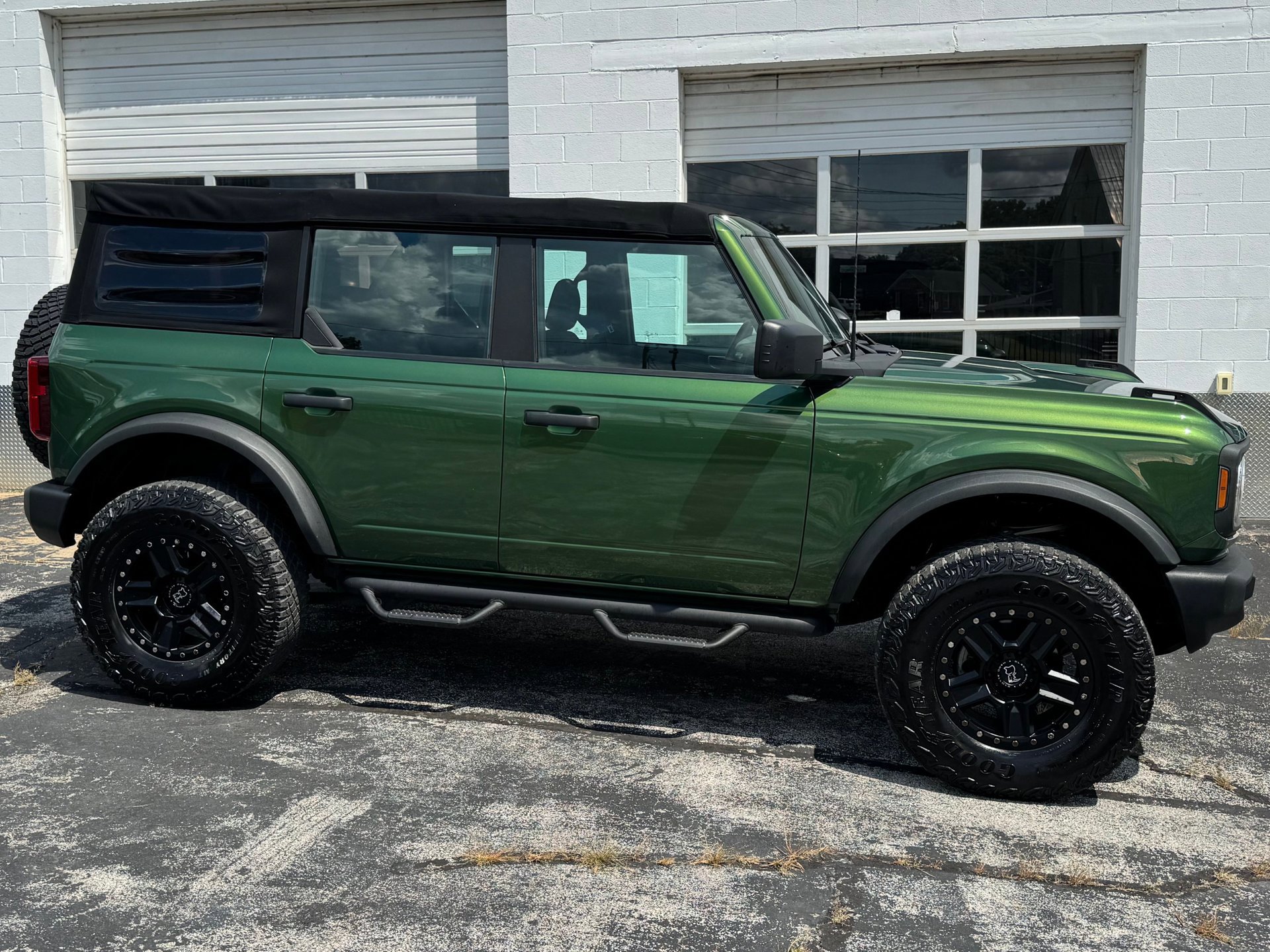 Used 2022 Ford Bronco 4-Door image 2