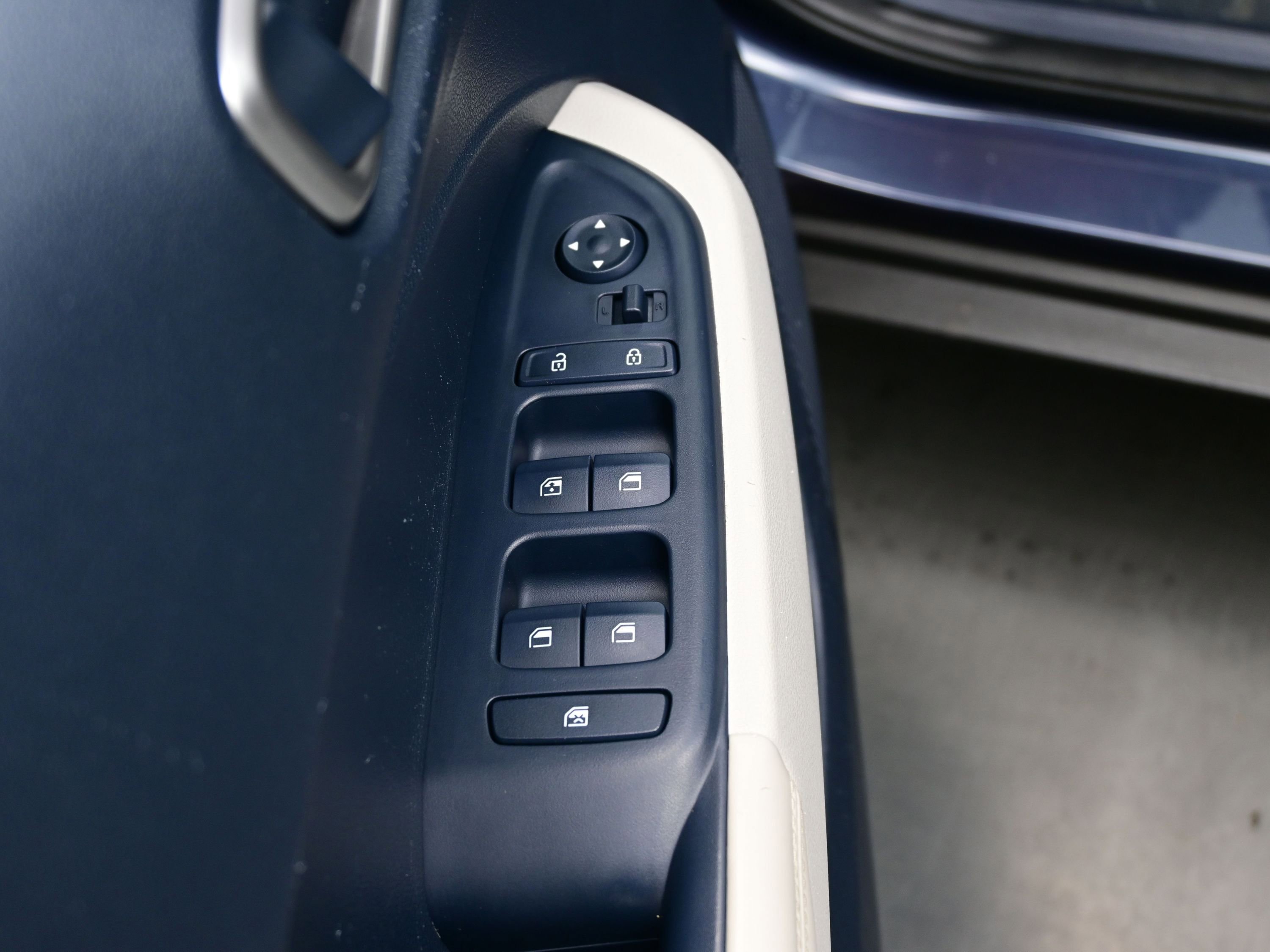 Used 2023 Hyundai Venue Limited w/ Cargo Package FWD image 10