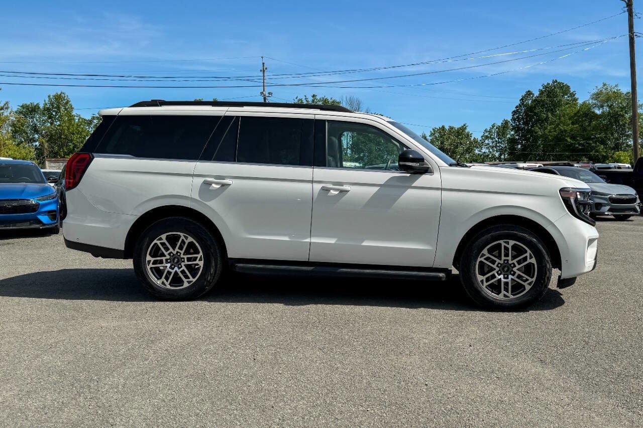 Used 2025 Ford Expedition Active AWD/4WD image 2