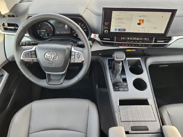 Used 2026 Toyota Sienna XLE FWD image 27