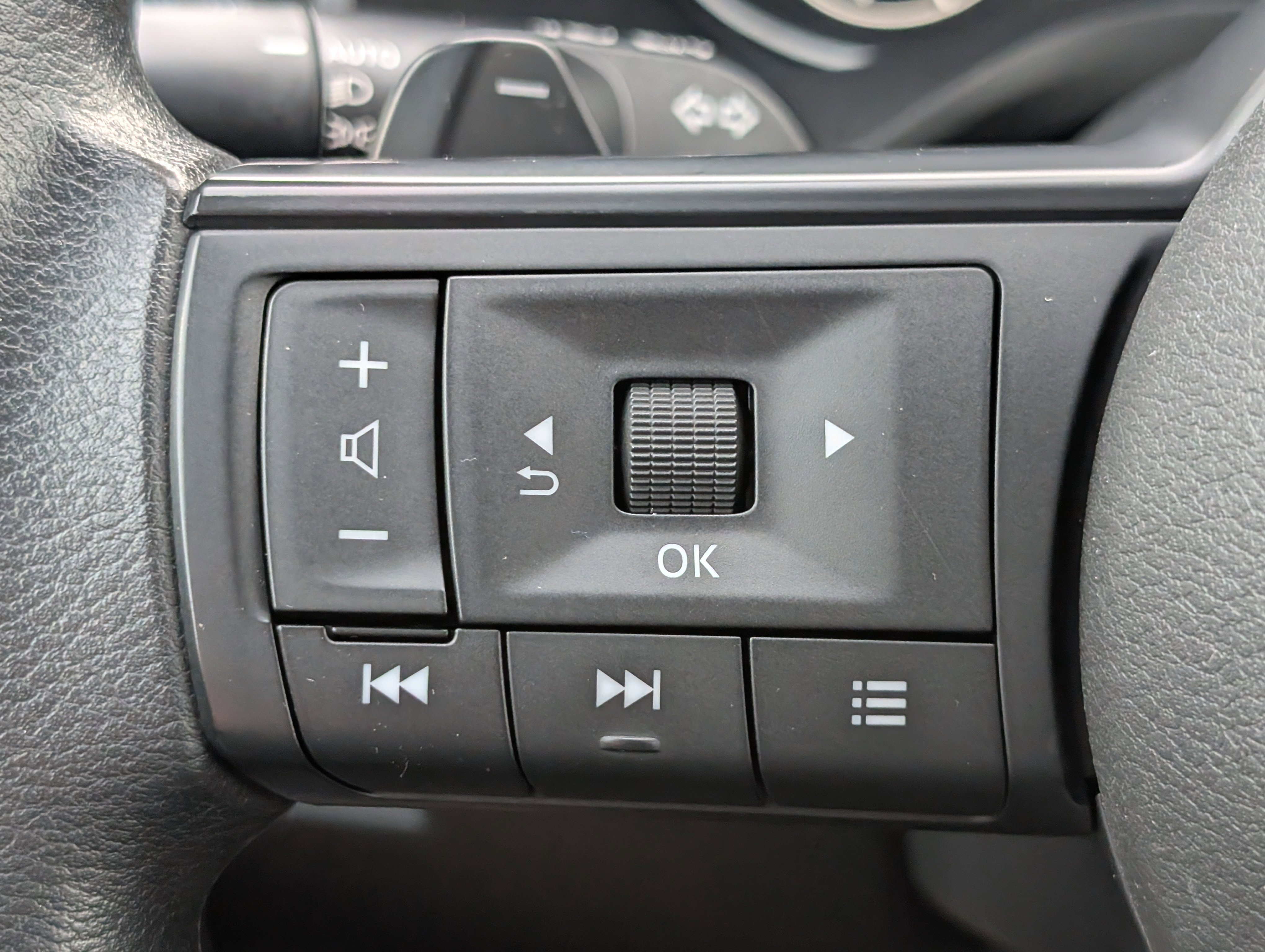 Used 2024 Nissan Rogue S FWD image 21