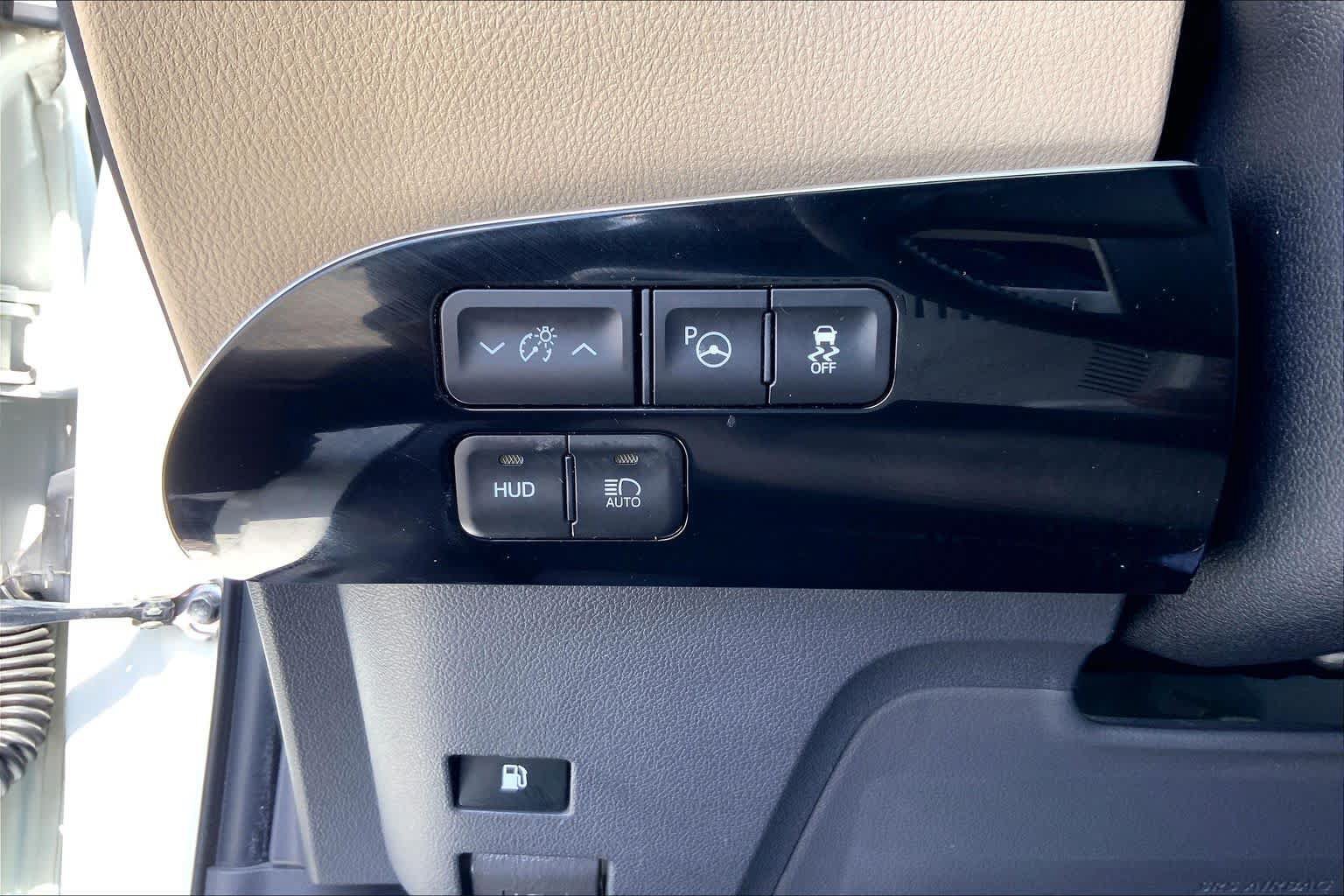 Used 2017 Toyota Prius Four w/ Advanced Technology Package FWD image 33