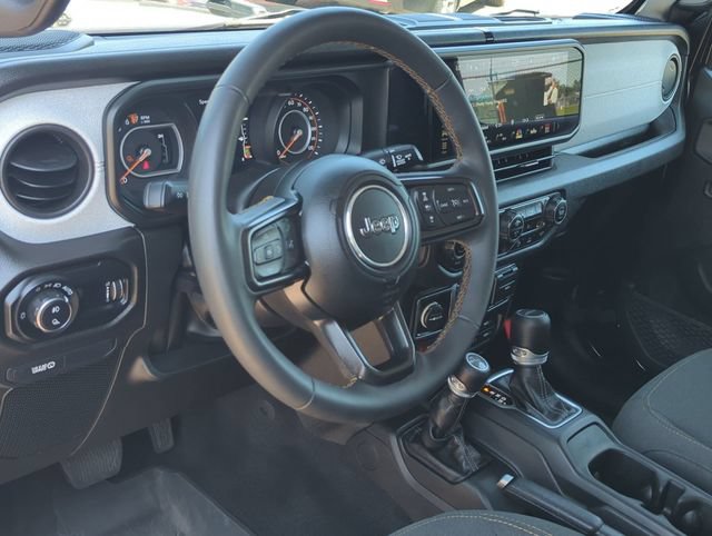 Used 2024 Jeep Gladiator Overland AWD/4WD image 12