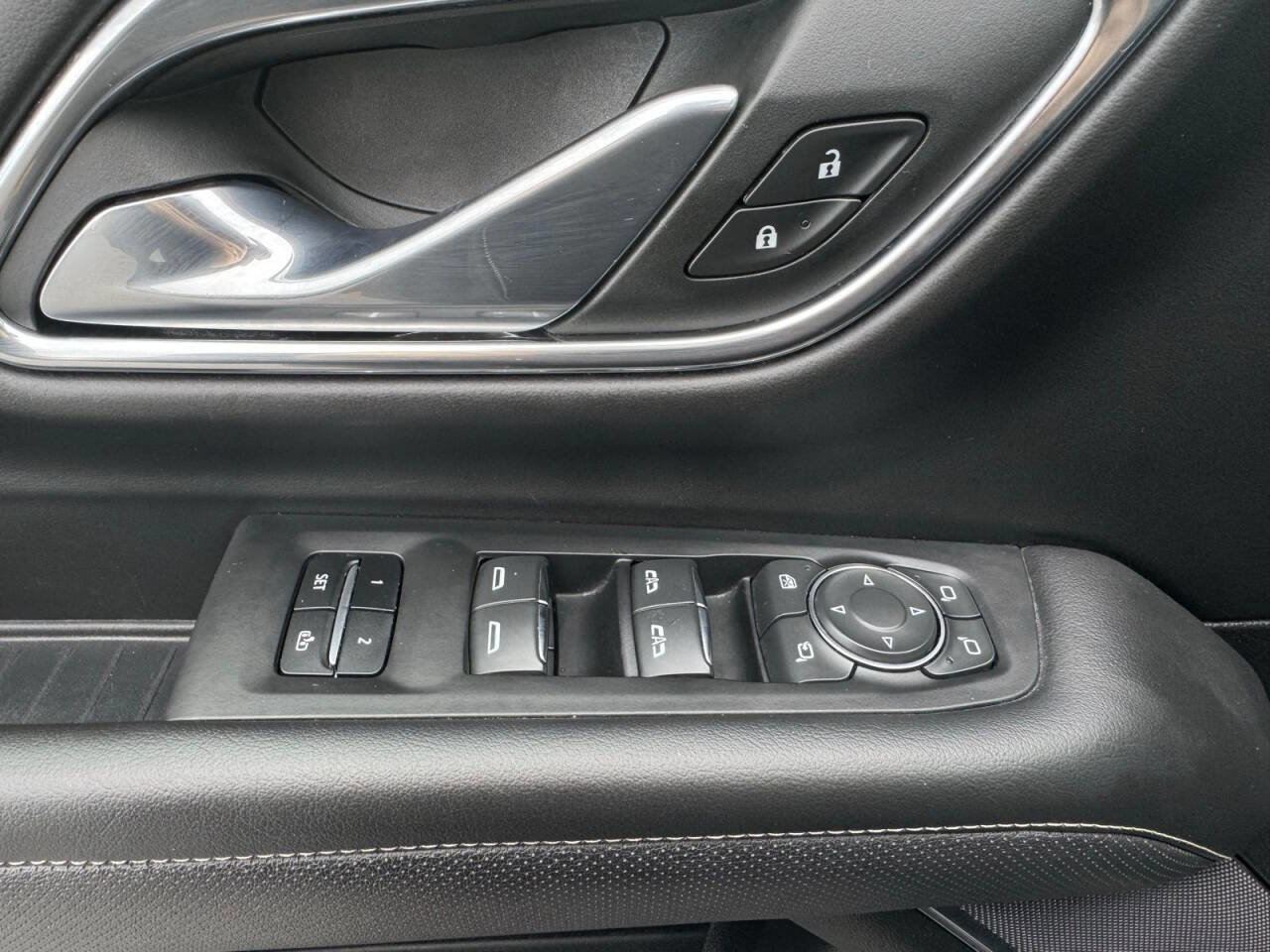 Used 2023 Chevrolet Suburban Premier image 17