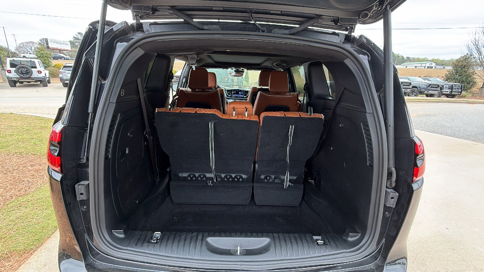 Used 2024 Chrysler Pacifica Pinnacle FWD image 13