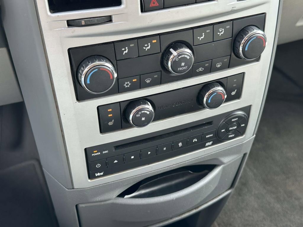 Used 2008 Chrysler Town & Country Touring image 29