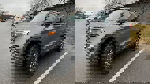 Used 2023 Ford Explorer XLT w/ Equipment Group 202A image 6