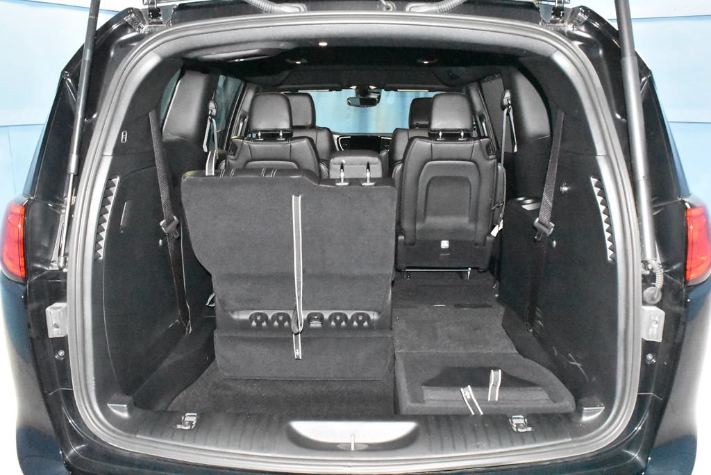 Used 2025 Chrysler Voyager LX FWD image 31
