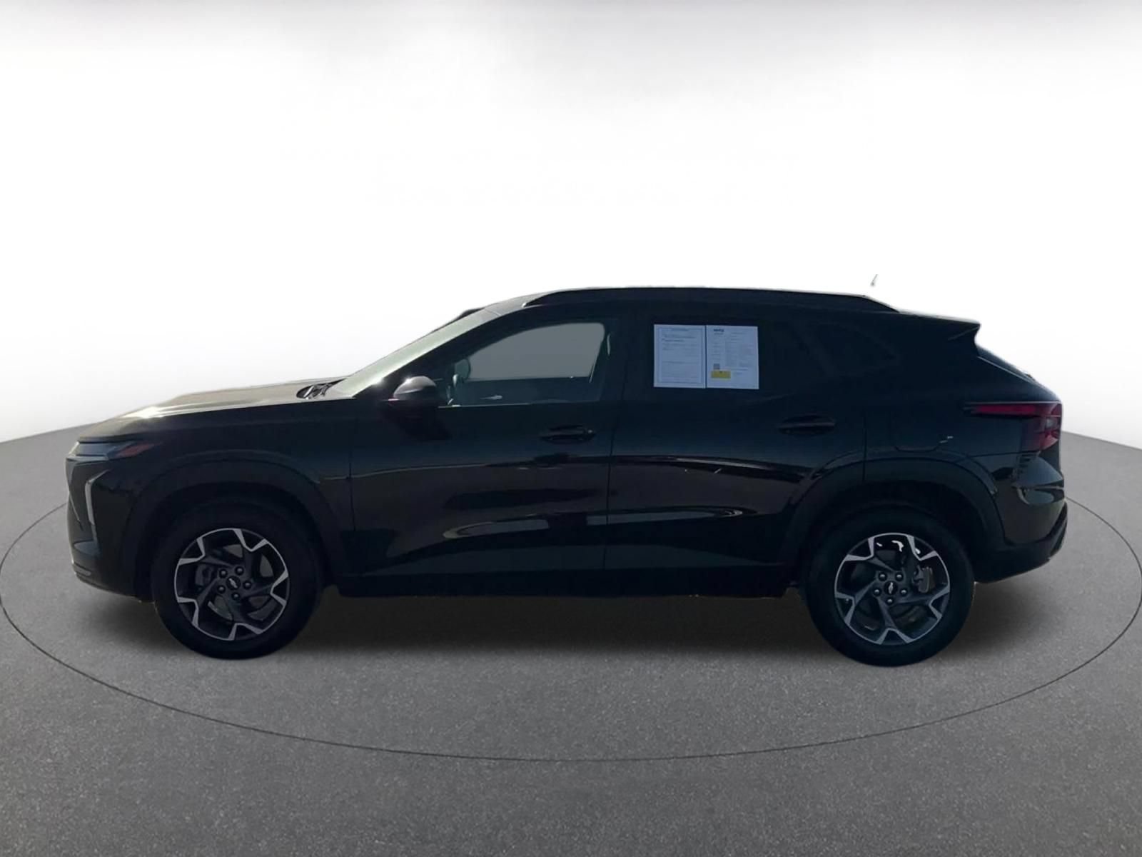 Used 2025 Chevrolet Trax LT FWD image 8